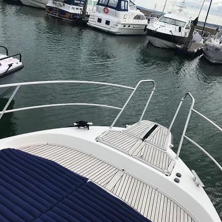 Adelphi B A Delightful 6 Berth Boat Hotel Lymington Exterior photo